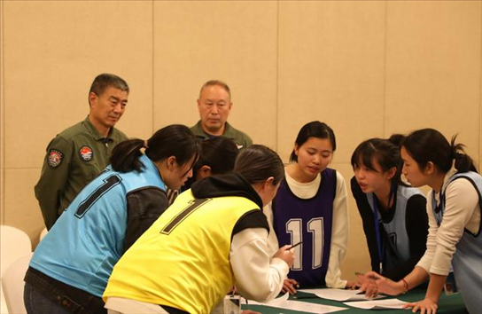 2023年4月4日，參加海軍招飛選拔的學(xué)生在心理選拔環(huán)節(jié)討論發(fā)言，海軍飛行人才心理選拔專家對參檢學(xué)生進(jìn)行活動觀察。