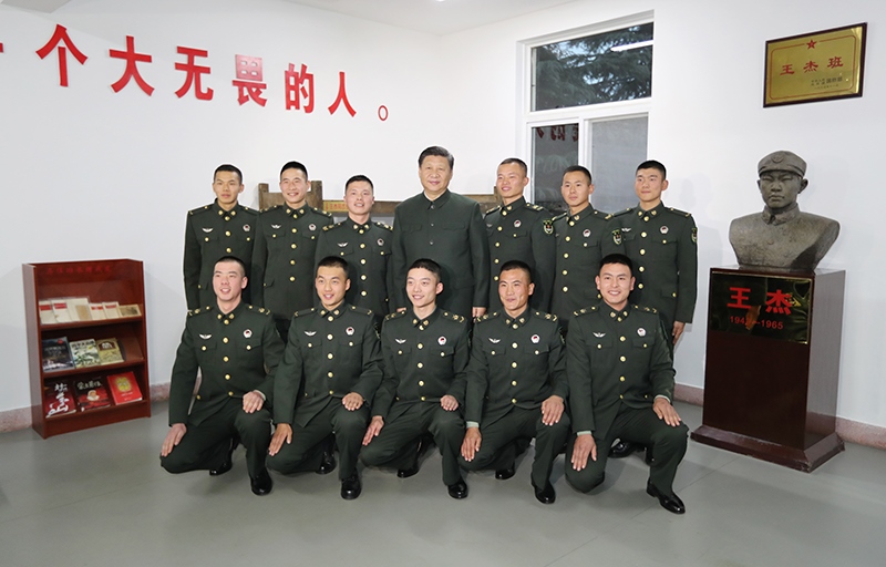 2017年12月13日，中共中央總書記、國家主席、中央軍委主席習(xí)近平到第71集團軍視察。這是習(xí)近平同“王杰班”戰(zhàn)士合影。