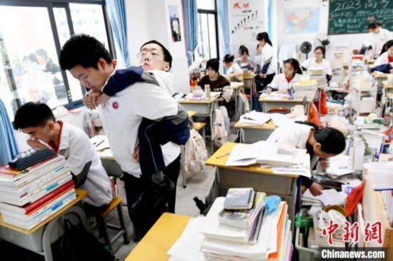 遇到鐘華強課堂上內(nèi)急，江西省南康中學北校區(qū)的高三學生朱金祥便會及時背著他前往衛(wèi)生間。 卓忠偉 攝