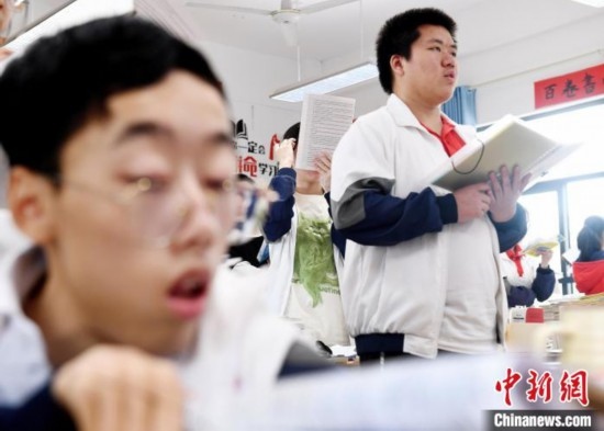 朱金祥(右)和鐘華強(左)正在加緊復習迎接高考。 卓忠偉 攝