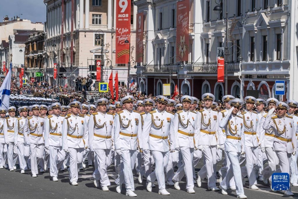 5月9日，在俄羅斯符拉迪沃斯托克市，軍人參加閱兵式。新華社發(fā)（郭飛洲攝）