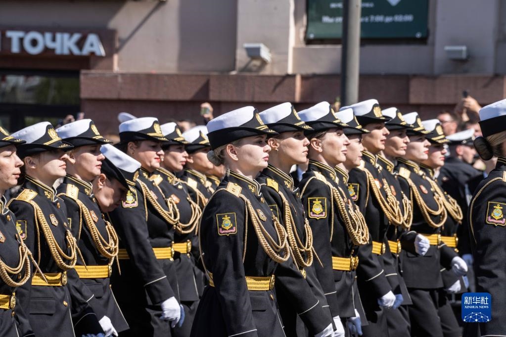 5月9日，在俄羅斯符拉迪沃斯托克市，軍人參加閱兵式。新華社發(fā)（郭飛洲攝）