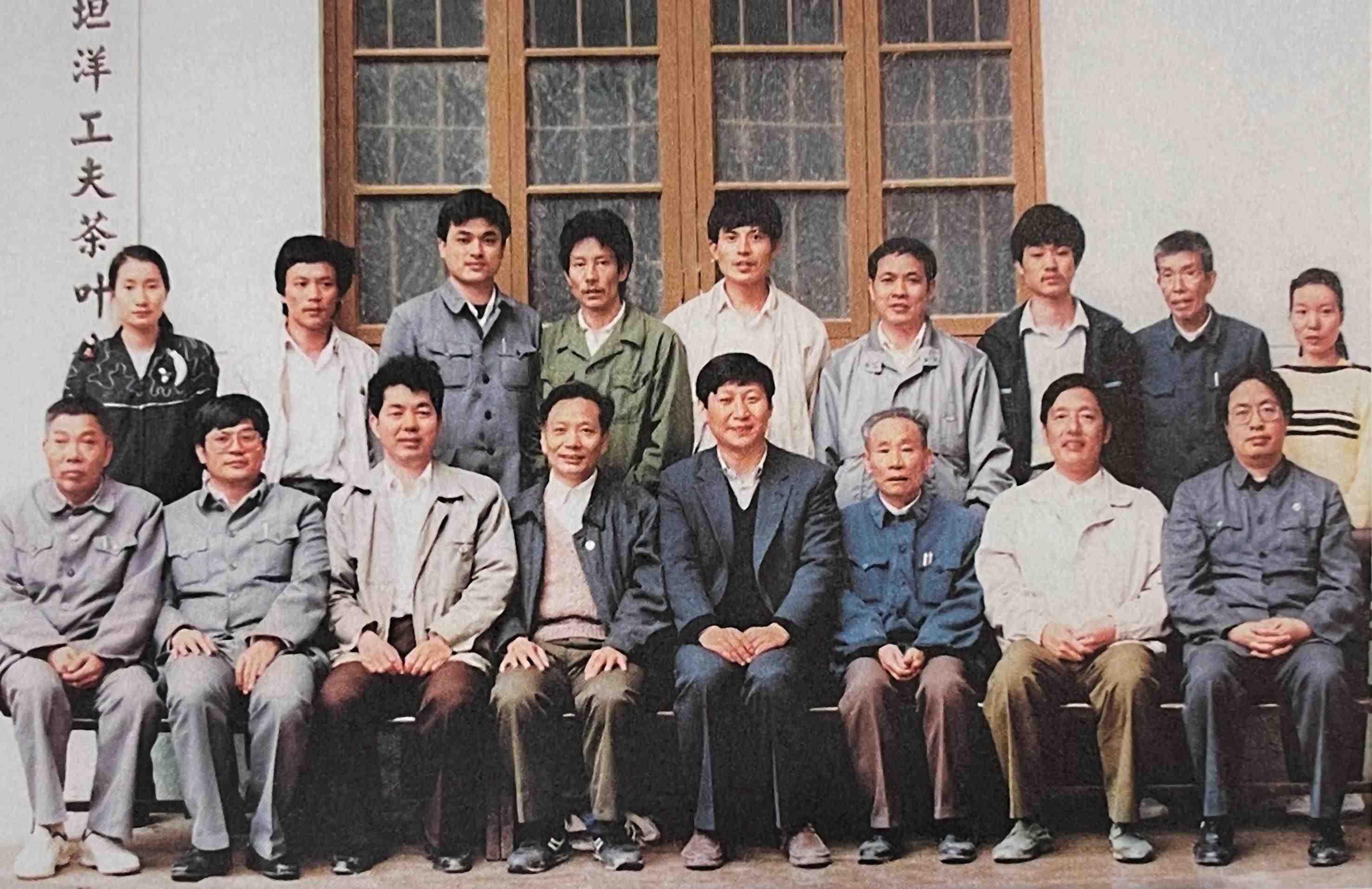 1990年5月，剛調(diào)任福州市委書(shū)記的習(xí)近平到寧德交接工作時(shí)，調(diào)研福安市社口鄉(xiāng)坦洋工夫茶葉公司。