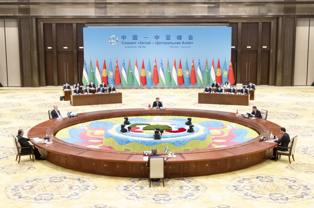 5月19日上午，國家主席習(xí)近平在陜西省西安市主持首屆中國－中亞峰會(huì)并發(fā)表題為《攜手建設(shè)守望相助、共同發(fā)展、普遍安全、世代友好的中國－中亞命運(yùn)共同體》的主旨講話。哈薩克斯坦總統(tǒng)托卡耶夫、吉爾吉斯斯坦總統(tǒng)扎帕羅夫、塔吉克斯坦總統(tǒng)拉赫蒙、土庫曼斯坦總統(tǒng)別爾德穆哈梅多夫、烏茲別克斯坦總統(tǒng)米爾濟(jì)約耶夫出席。新華社記者 丁海濤 攝