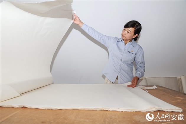 制簾需要將蔑條通過專門的小孔磨細(xì)。人民網(wǎng)記者 張俊攝