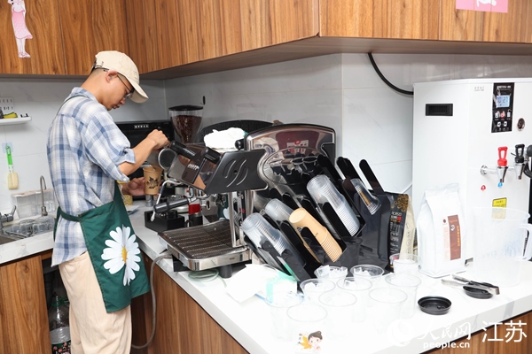 謝雨橋正在制作咖啡。人民網記者 馬曉波攝