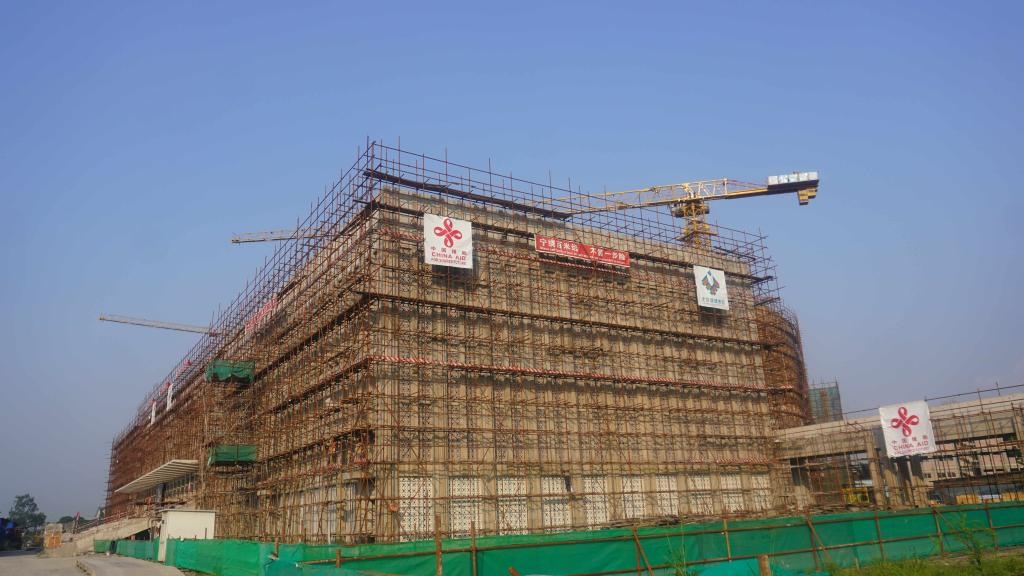 這是2023年5月23日在剛果（金）首都金沙薩拍攝的由中國援建的中部非洲文化藝術(shù)中心項目施工現(xiàn)場。