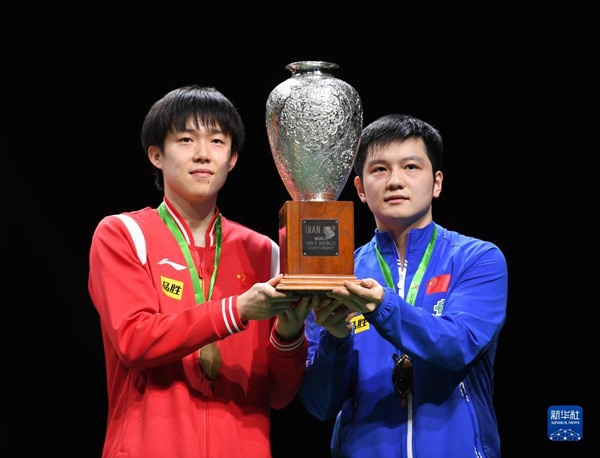 5月27日，樊振東（右）/王楚欽在頒獎儀式上高舉獎杯慶祝。當(dāng)日，在南非德班進(jìn)行的2023年世界乒乓球錦標(biāo)賽男雙決賽中，中國組合樊振東/王楚欽以3比0戰(zhàn)勝韓國組合張禹珍/林鐘勛，奪得冠軍。新華社記者 李亞輝攝