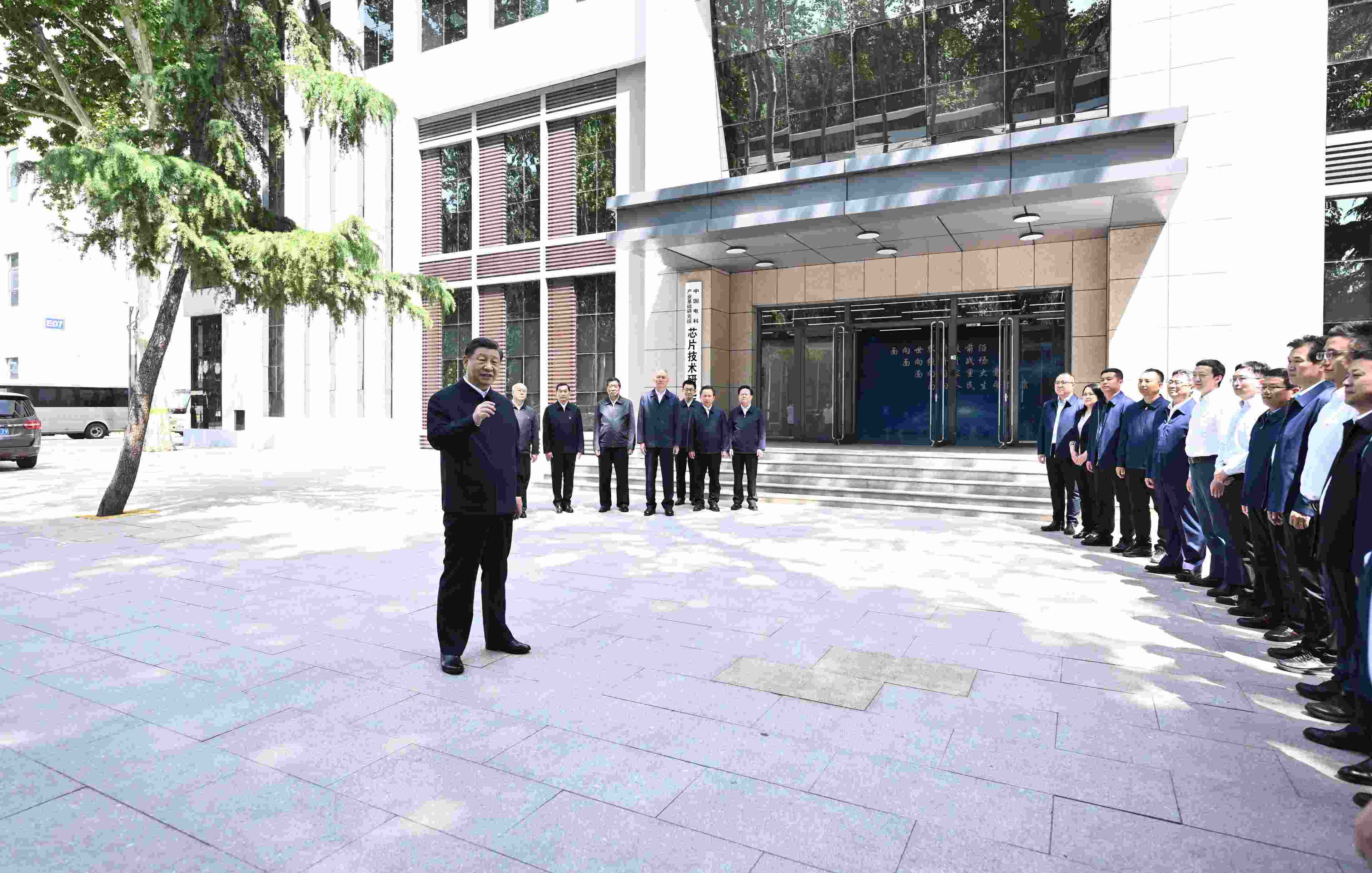 △2023年5月12日，習(xí)近平總書記在中國(guó)電科產(chǎn)業(yè)基礎(chǔ)研究院同科技工作者交流。
