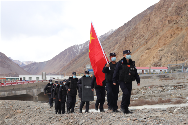 陳暢帶領民警巡邏。受訪者供圖