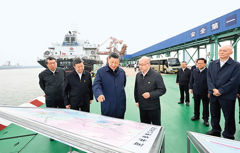 2023年5月11日至12日，中共中央總書記、國(guó)家主席、中央軍委主席習(xí)近平在河北考察，并主持召開深入推進(jìn)京津冀協(xié)同發(fā)展座談會(huì)。這是11日下午，習(xí)近平在滄州市黃驊港煤炭港區(qū)碼頭考察。 新華社記者 李學(xué)仁/攝