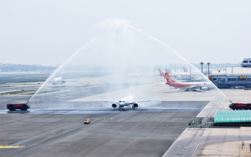 2023年5月28日，國產(chǎn)大型客機(jī)C919圓滿完成首次商業(yè)飛行，開啟市場化運(yùn)營、產(chǎn)業(yè)化發(fā)展新征程。圖為北京首都國際機(jī)場以水門禮迎接C919首個(gè)商業(yè)航班東航MU9191。 新華社發(fā) 魏萌/攝