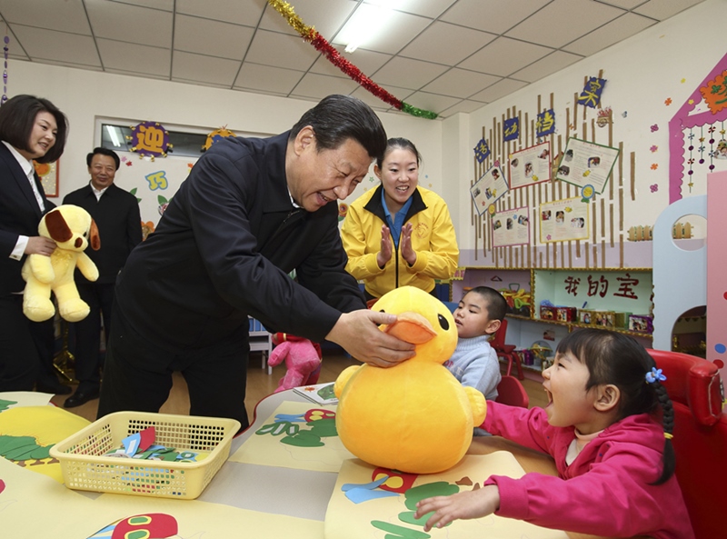 2014年1月28日，習(xí)近平總書記來到內(nèi)蒙古自治區(qū)呼和浩特市兒童福利院看望孩子們并贈送新春禮物。