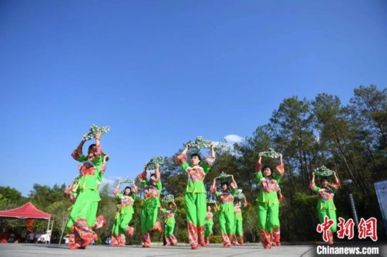 市民在跳廣場舞。 唐小晴 攝