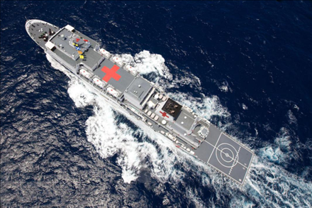 航行在大洋上的中國(guó)海軍“和平方舟”號(hào)醫(yī)院船。新華社記者 琚振華 攝