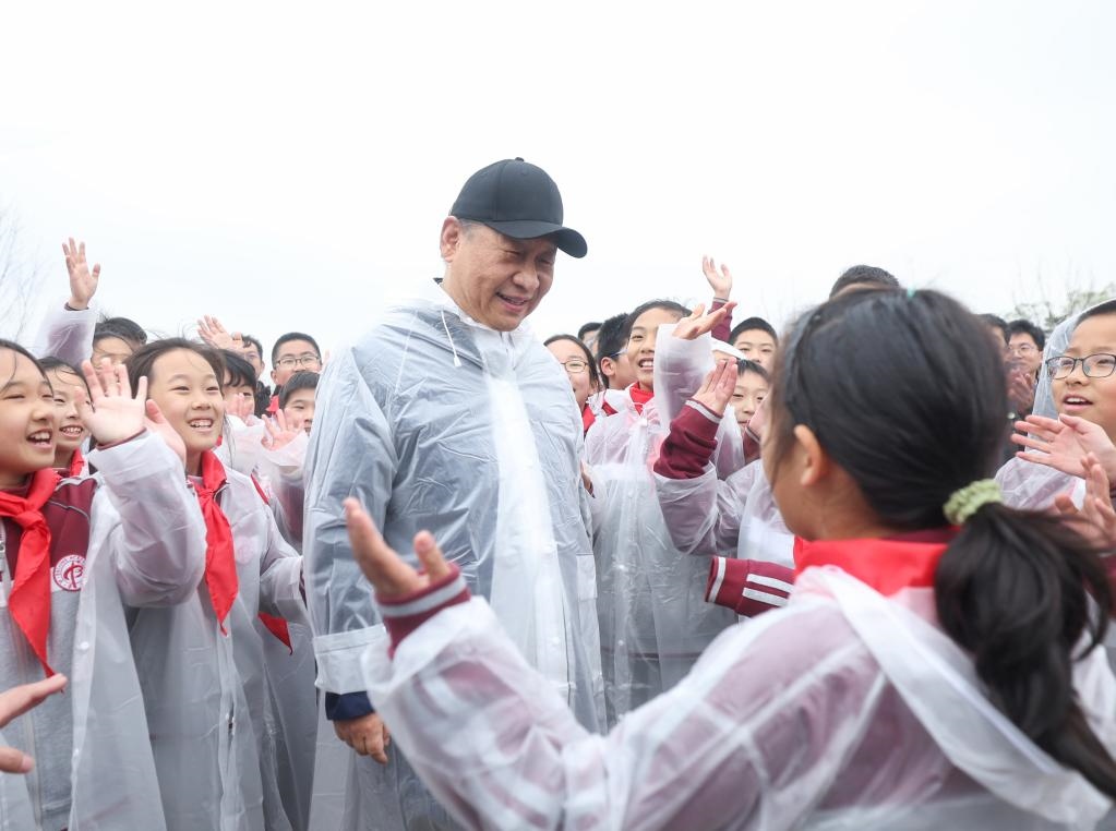 2023年4月4日，黨和國家領導人參加首都義務植樹活動。這是植樹后，習近平總書記同在場的中小學生親切交談。新華社記者 鞠鵬 攝