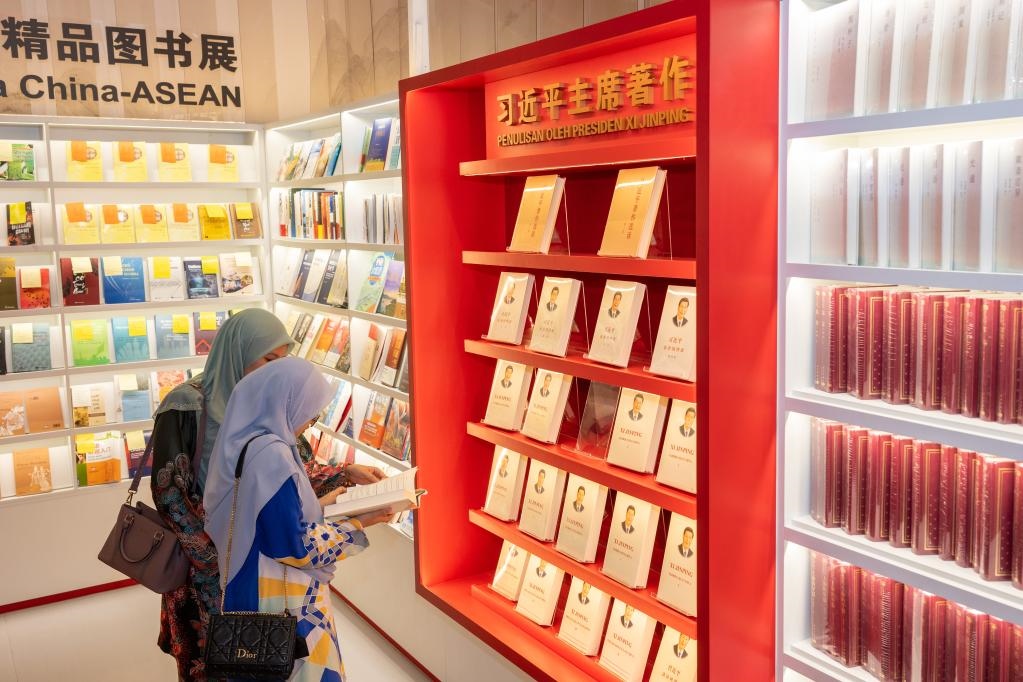 5月30日，兩名讀者在馬來西亞吉隆坡國際書展中國主賓國活動現(xiàn)場閱讀習(xí)近平主席著作。新華社記者朱煒攝
