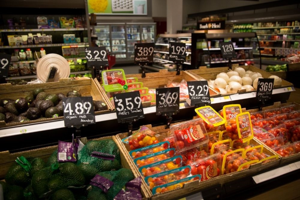 這是2月14日在美國(guó)紐約市布魯克林一家食品雜貨店拍攝的商品價(jià)簽。新華社發(fā)（郭克攝）