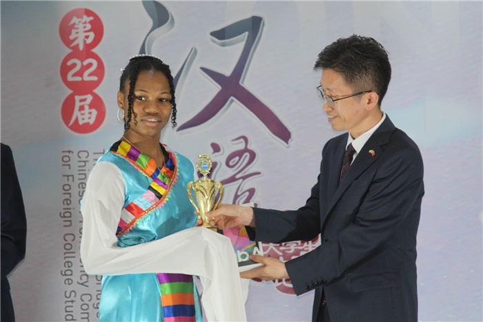 黃瑞參贊為獲獎選手頒發(fā)二等獎。圭亞那大學(xué)孔子學(xué)院供圖