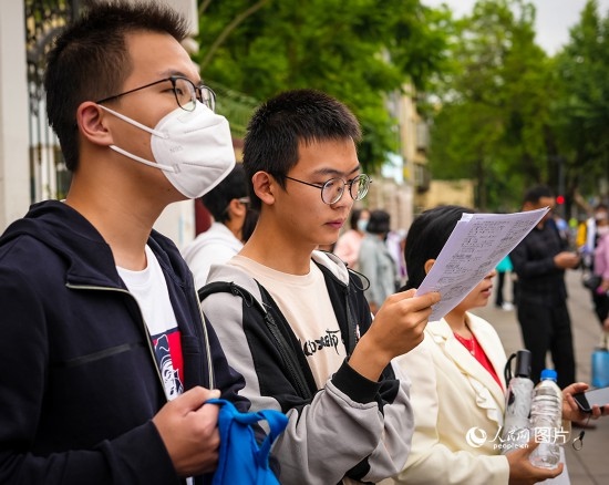 6月7日，在昆明市第五中學(xué)考場外，考生正利用最后時間復(fù)習(xí)備考。人民網(wǎng) 曾智慧攝