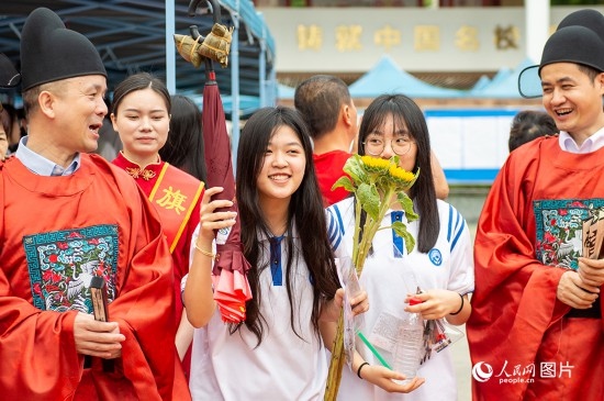 6月7日上午，在南寧市天桃實驗學(xué)校翠竹校區(qū)，老師們在為考生們加油鼓勁！人民網(wǎng)記者 嚴立政攝