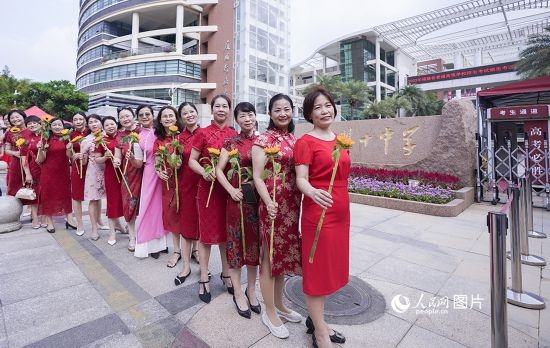 6月7日一早，廈門雙十中學(xué)考生家長們身穿旗袍，手拿向日葵在考場外為孩子加油打氣，寓意“旗開得勝，一舉奪魁”。人民網(wǎng)記者 陳博攝