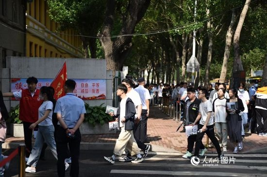 6月7日，在黑龍江省哈爾濱市第三中學(xué)高考考點，考生們有序進入考場。人民網(wǎng)記者 蘇靖剛攝