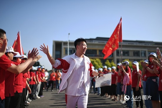 6月7日，在北京市人大附中通州校區(qū)考點，考生與送考老師擊掌加油。人民網(wǎng)記者 翁奇羽攝