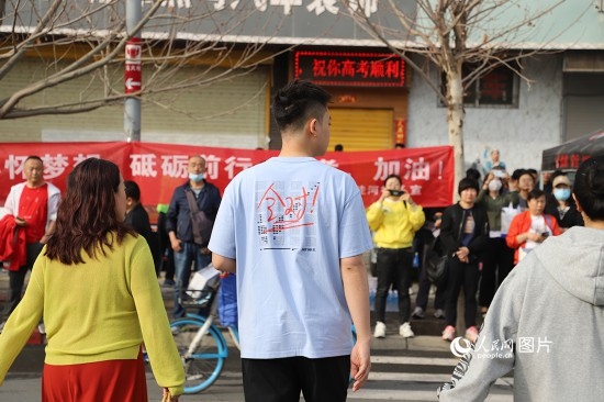 6月7日早8點，甘肅省蘭州市外國語高級中學(xué)考點，考生按規(guī)定進入考場。人民網(wǎng)記者 黃帆攝