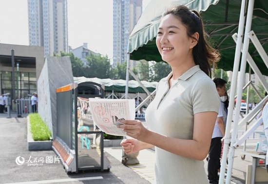 6月7日高考第一天，早上8點，一名考生充滿自信地步入鄭州市十一中考點。人民網(wǎng)記者 王玉興攝