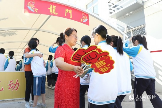 6月7日一早，雄安新區(qū)安新中學(xué)老師在給同學(xué)們加油鼓勁兒。人民網(wǎng) 李兆民攝