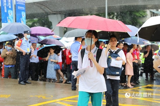 6月7日，海南華僑中學(xué)（高中部）考點，學(xué)子冒雨奔赴考場。人民網(wǎng)記者 孟凡盛攝