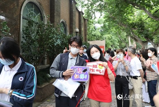 6月7日一大早，上海向明中學(xué)考場外，來自上海市盧灣高級中學(xué)的考生正在依次進場。人民網(wǎng)記者 龔莎攝