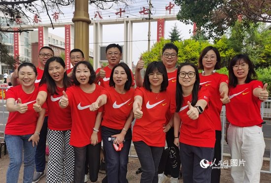 6月7日一早，陽光明媚，天氣涼爽，在長春市第八十七中學(xué)，考生們正陸續(xù)進入考場。親友團為參加高考的學(xué)子們加油鼓勁。人民網(wǎng)記者 王帝元攝