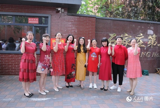 6月7日，在石家莊第二十七中學(xué)考點，家長身著旗袍，為高考的孩子們加油助威！紅紅火火、旗開得勝！人民網(wǎng)記者 周博攝