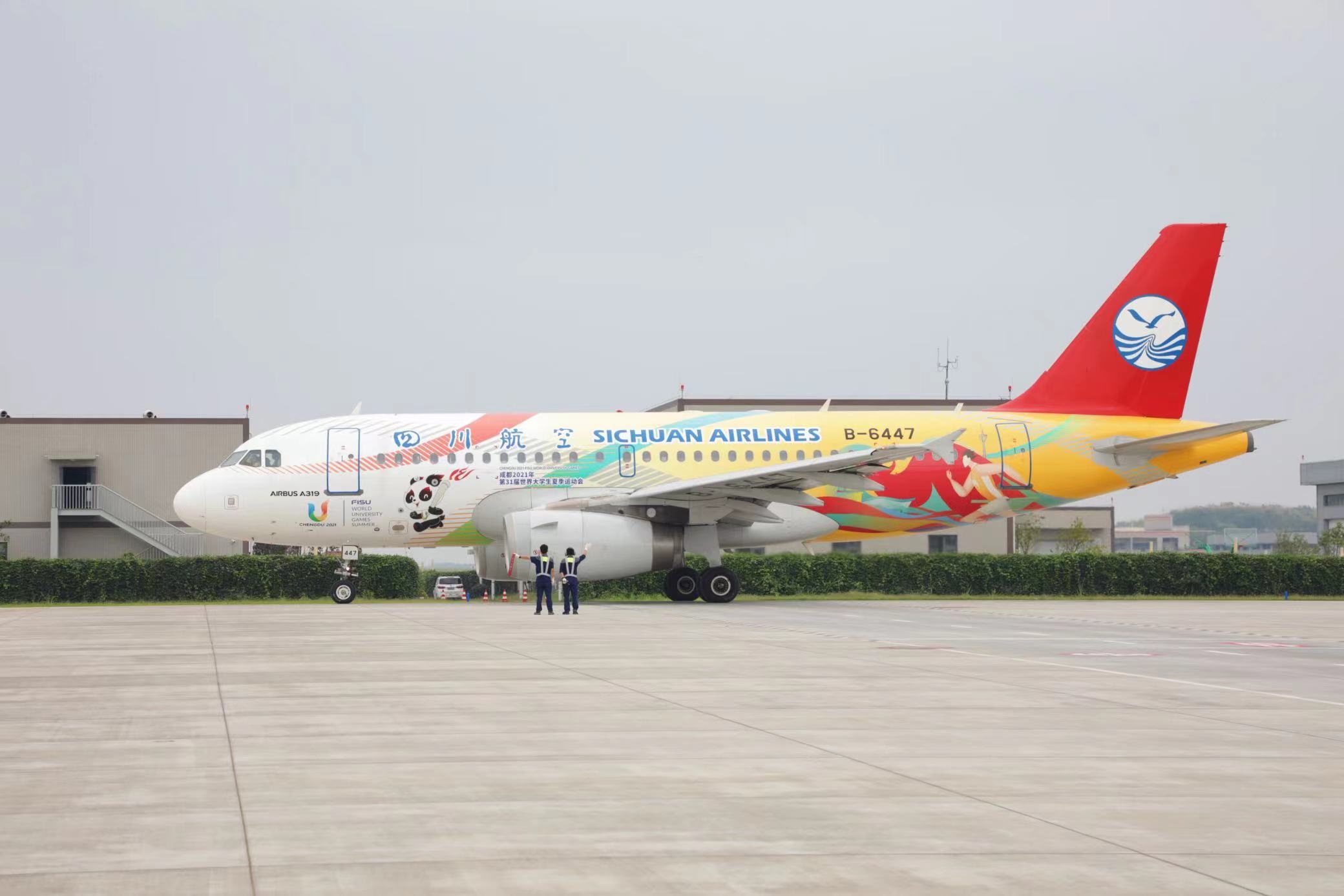 “大運(yùn)號”主題彩繪飛機(jī)。 圖片來源：成都大運(yùn)會(huì)執(zhí)委會(huì) 趙汪洋攝