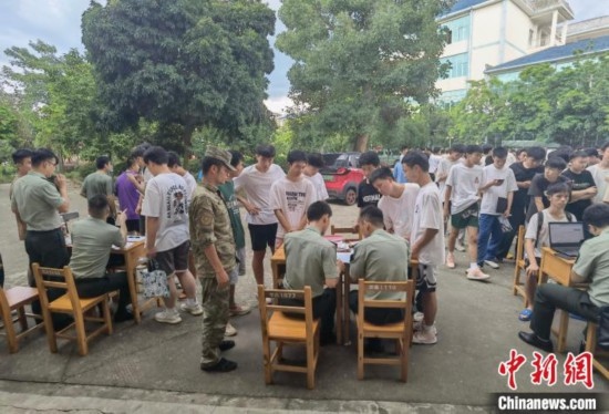 專武干部在發(fā)放兵役登記證。韋碩 攝
