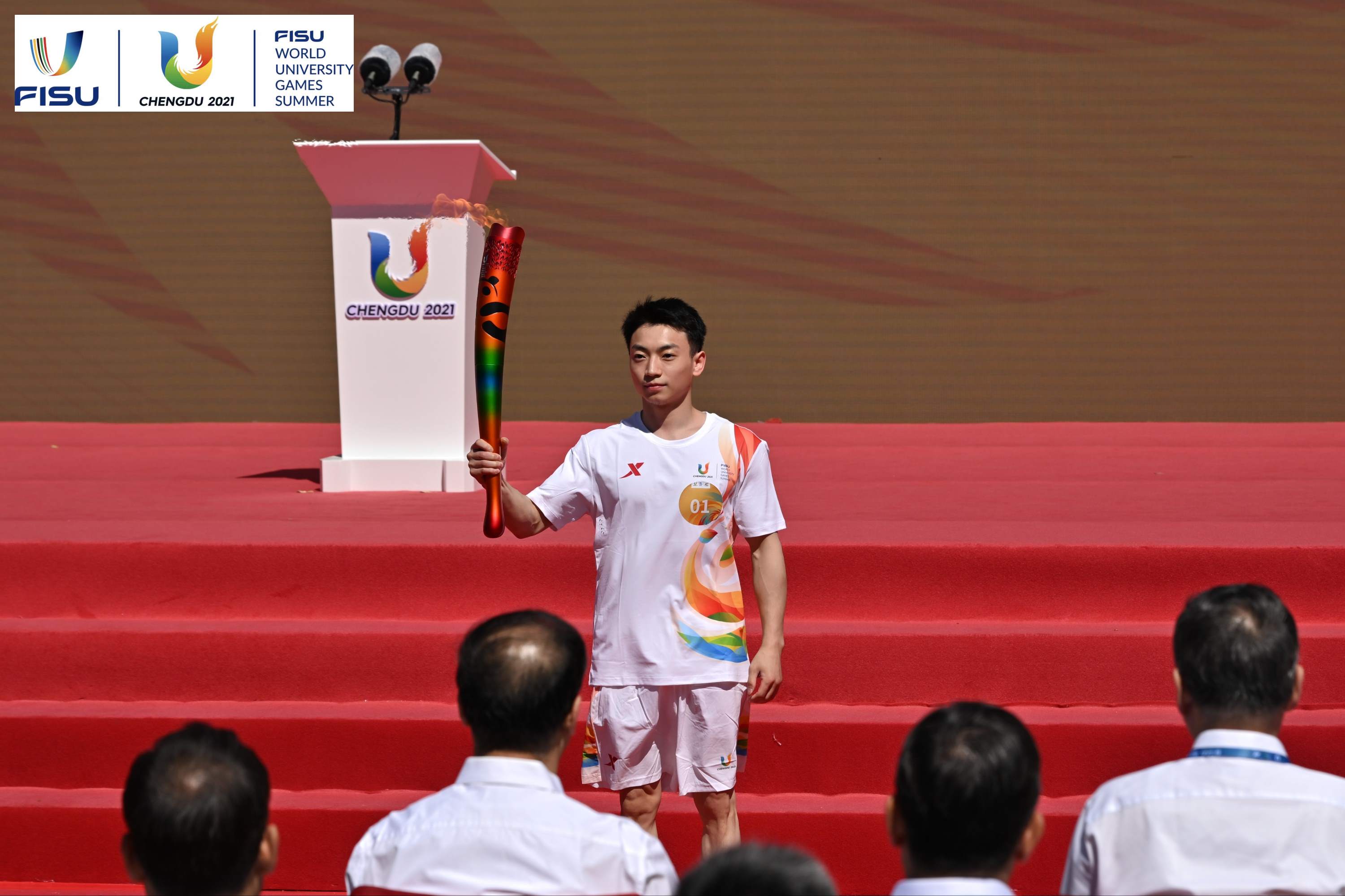 成都大運(yùn)會(huì)火炬手、奧運(yùn)冠軍鄒敬園高舉火炬。 圖片來源：成都大運(yùn)會(huì)執(zhí)委會(huì)供圖