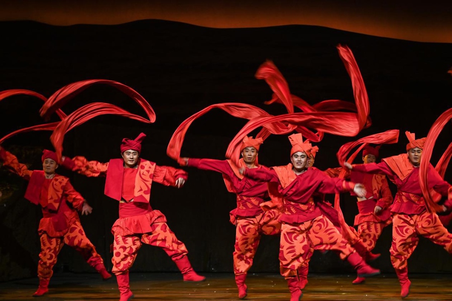 在首屆中國(guó)非物質(zhì)文化遺產(chǎn)保護(hù)年會(huì)展演活動(dòng)上拍攝的陜北秧歌劇《米脂婆姨綏德漢》演出現(xiàn)場(chǎng)。新華社記者 鄒競(jìng)一 攝