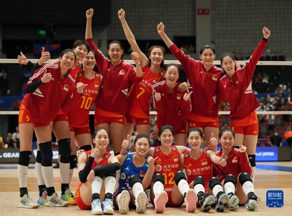 6月3日，中國隊球員在比賽后慶祝勝利。當(dāng)日，在日本名古屋舉行的2023世界女排聯(lián)賽分站賽中，中國隊以3比1戰(zhàn)勝荷蘭隊。新華社記者 張笑宇 攝
