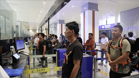 6月13日，乘坐中老鐵路國際旅客列車的旅客在磨憨邊檢大廳排隊候檢。李揚 攝