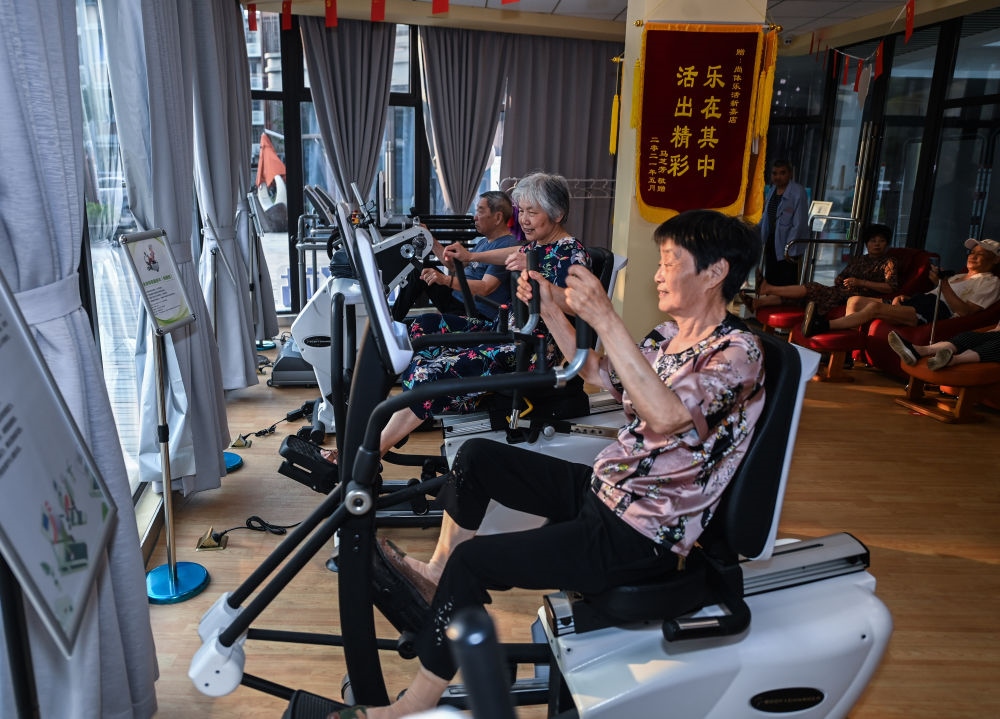 在浙江嘉興市南湖區(qū)新嘉街道電子社區(qū)鄰里中心的長者運動健康之家內(nèi)，老人們在進行器械鍛煉（2023年6月14日攝）。新華社記者 徐昱 攝