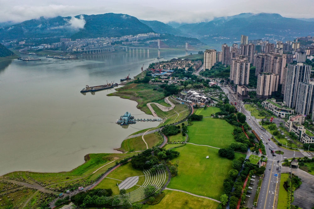 這是2023年6月7日拍攝的位于重慶市云陽縣的云陽城區(qū)環(huán)湖綠道（無人機照片）。當?shù)貙⑸鷳B(tài)治理與生態(tài)修復(fù)結(jié)合起來，兼顧城市旅游和運動休閑等功能需要，打造環(huán)縣城兩江四岸33公里綠道。新華社記者 唐奕 攝