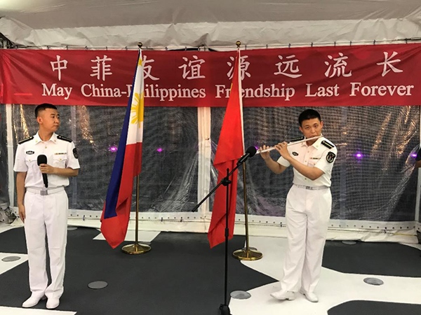 艦上官兵表演歌舞、民樂、武術(shù)等節(jié)目。中國駐菲律賓大使館供圖