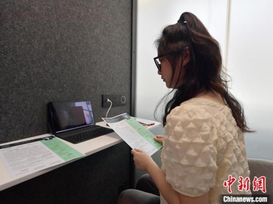 學(xué)生通過“云面試空間”進(jìn)行求職面試。劉棟 攝