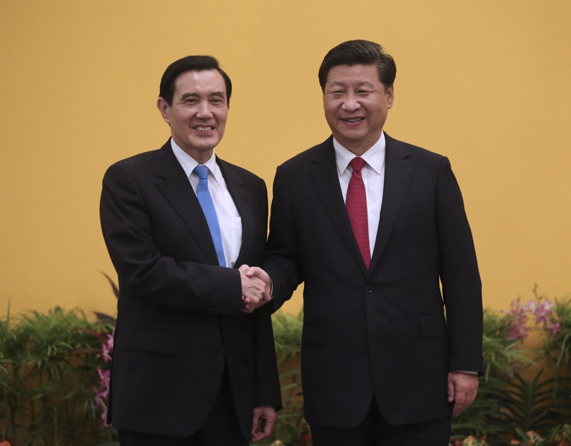 2015年11月7日，兩岸領(lǐng)導(dǎo)人會面在新加坡香格里拉大酒店舉行。這是習(xí)近平主席與時任臺灣地區(qū)領(lǐng)導(dǎo)人馬英九握手。