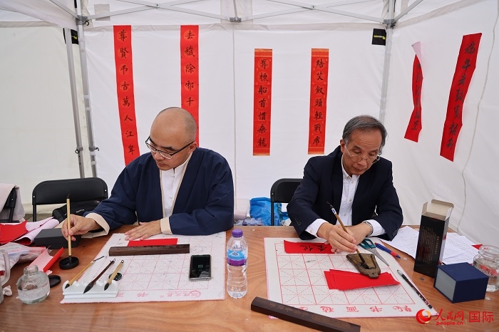 活動(dòng)現(xiàn)場(chǎng)的中國(guó)書(shū)法展示。人民網(wǎng)記者 邢雪攝