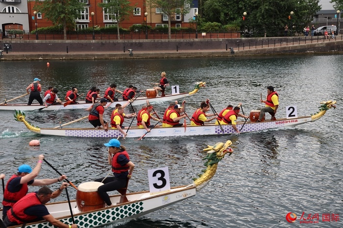 2023全英中華端午龍舟會(huì)比賽現(xiàn)場(chǎng)，幾支隊(duì)伍你追我趕。人民網(wǎng)記者 邢雪攝