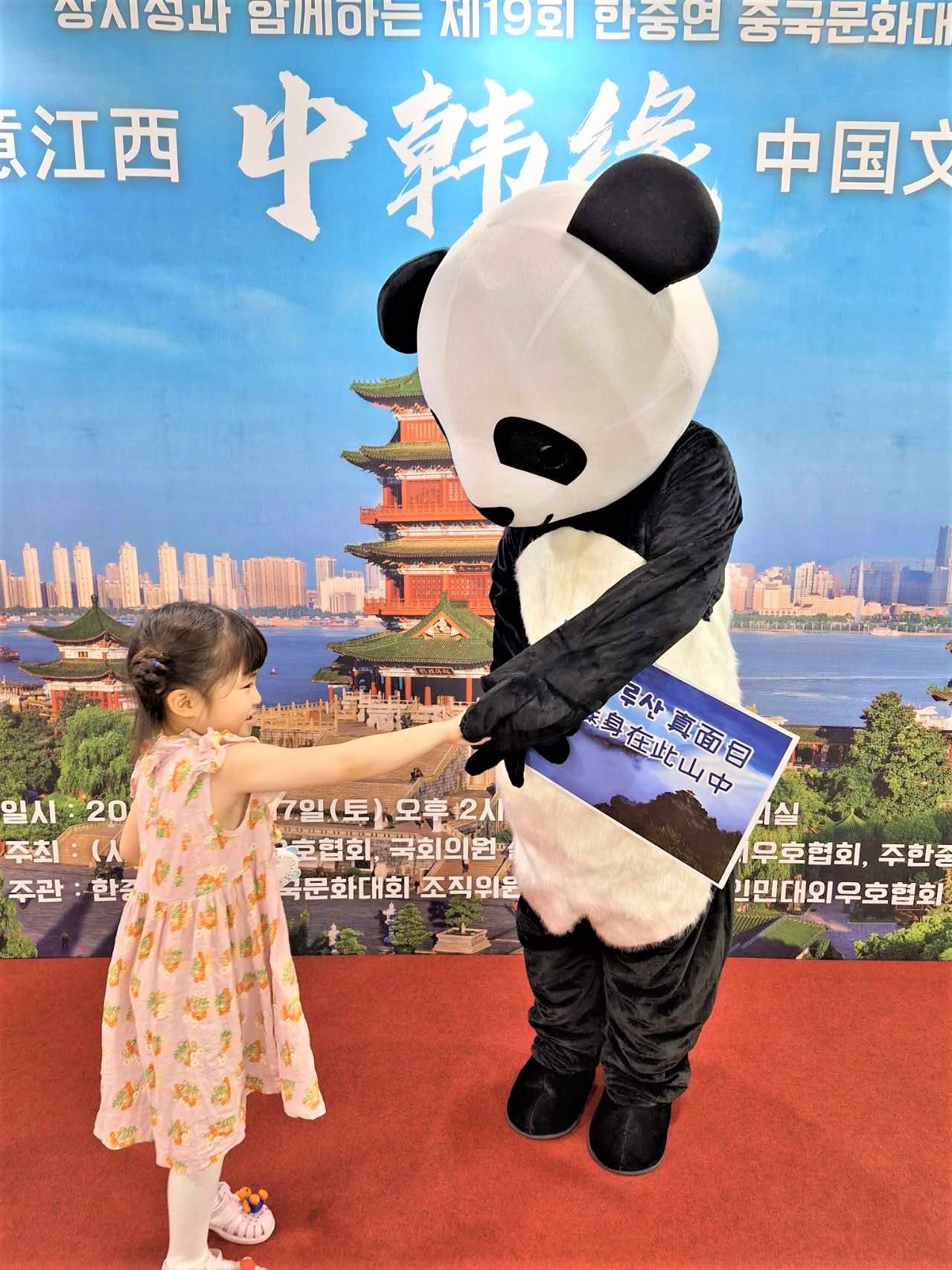 “詩意江西”——第十九屆“中韓緣”中國文化大賽決賽暨頒獎(jiǎng)典禮17日在韓國國會(huì)議員會(huì)館舉行。韓中文化友好協(xié)會(huì)供圖