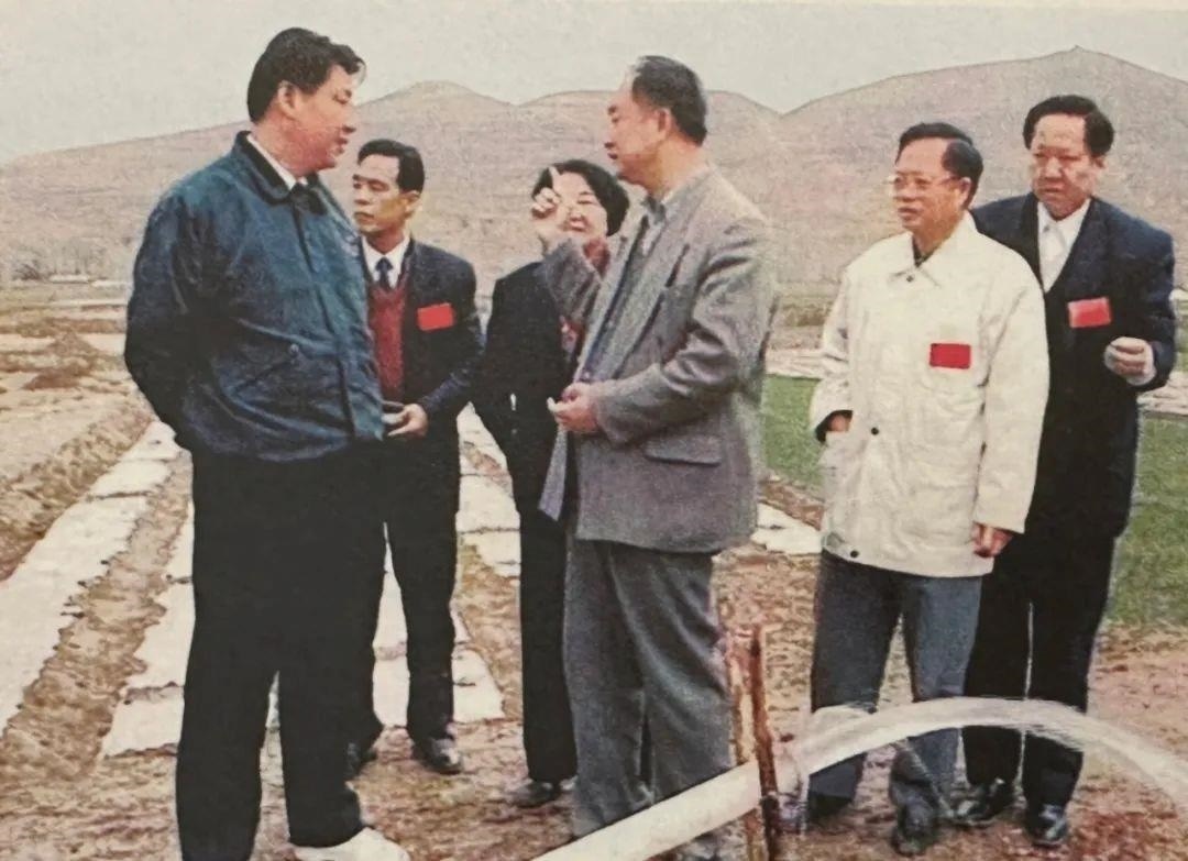 △1997年4月20日，習(xí)近平在寧夏固原市隆德縣調(diào)研。